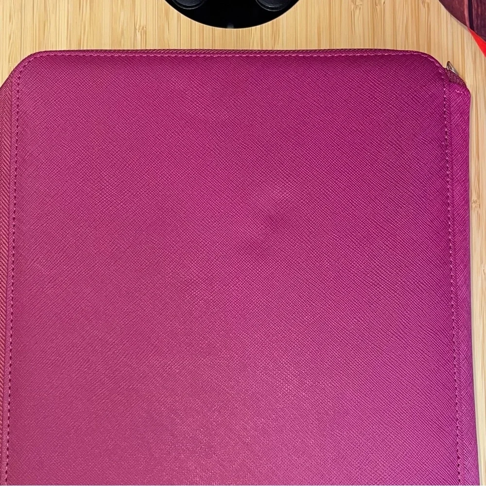 Leather portfolio with zipper closure